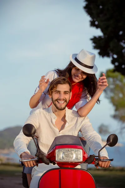 Pareja joven montando motocicleta — Foto de Stock