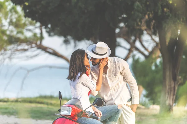 Jeune couple ayant du repos — Photo