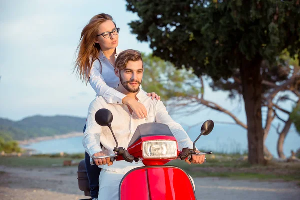 Scooter de montar en pareja feliz. — Foto de Stock