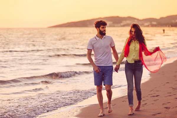 Pasangan berpegangan tangan di pantai — Stok Foto