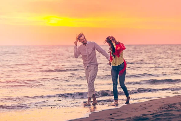 Casal se divertir na praia — Fotografia de Stock