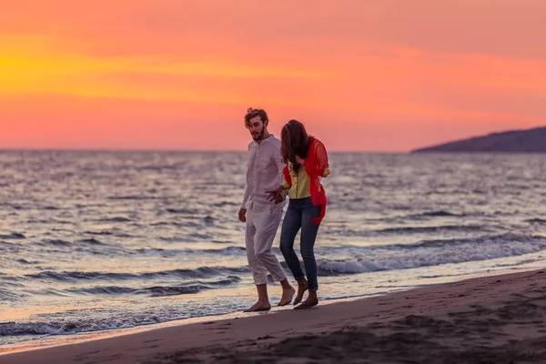 Paar hat Spaß am Strand — Stockfoto