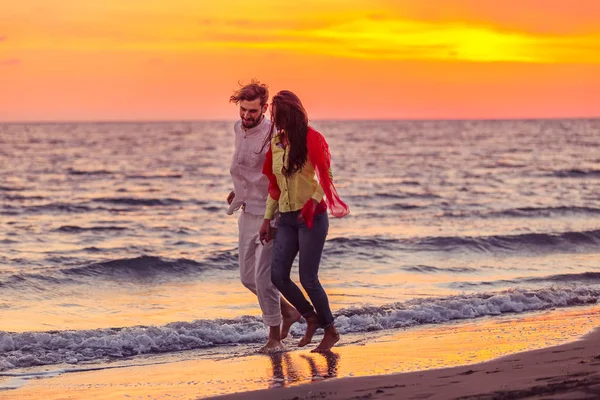 Paar hebben plezier op het strand — Stockfoto