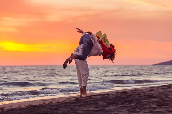 Casal se divertindo na costa — Fotografia de Stock