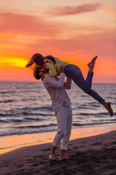 Casal se divertindo na costa — Fotografia de Stock