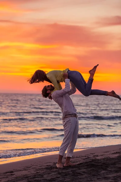 Casal se divertindo na costa — Fotografia de Stock