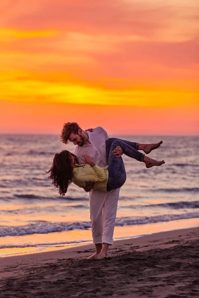 Casal jovem na praia arenosa — Fotografia de Stock