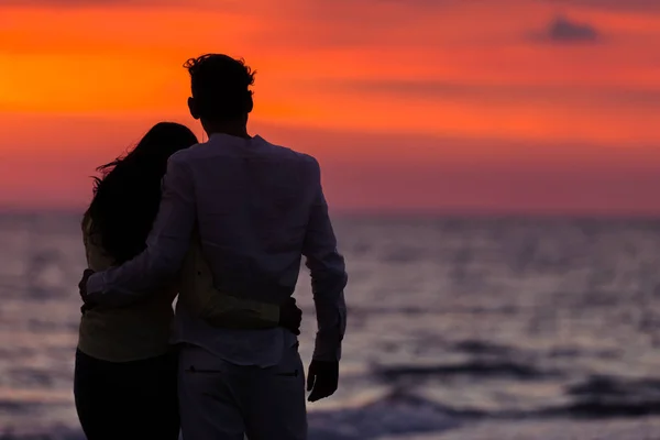 Casal abraço na praia — Fotografia de Stock