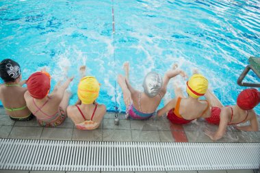 Yüzme havuzunda mutlu çocuk grubu