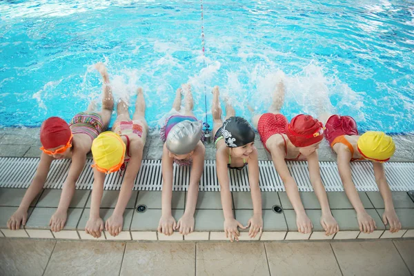 Группа счастливых детей у бассейна — стоковое фото