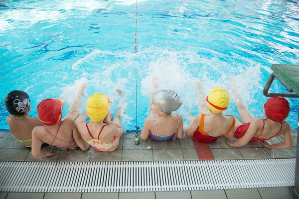 Skupina šťastných dětí v bazénu — Stock fotografie