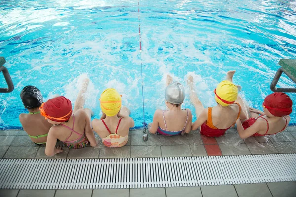 Glückliche Kindergruppe im Schwimmbad — Stockfoto