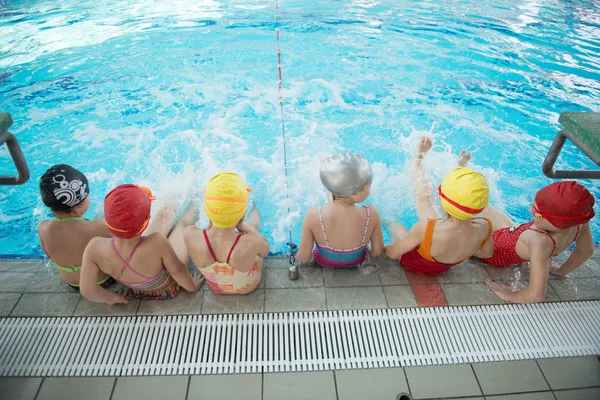 Heureux groupe d'enfants à la piscine — Photo