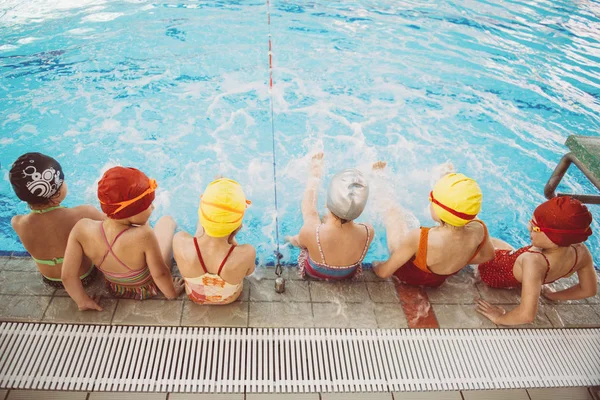 在游泳池的快乐儿童组 — 图库照片