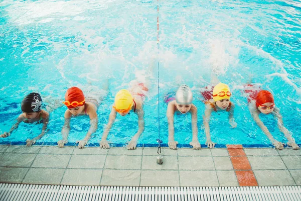 Glückliche Kindergruppe im Schwimmbad — Stockfoto