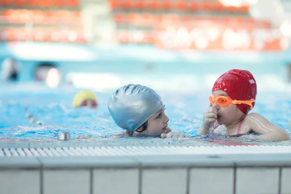 Glückliche Kindergruppe im Schwimmbad — Stockfoto