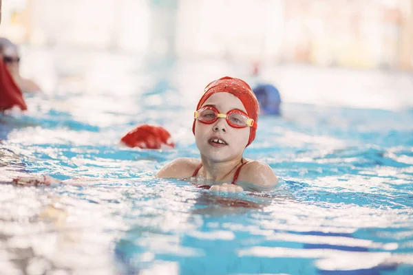 Heureux groupe d'enfants à la piscine — Photo