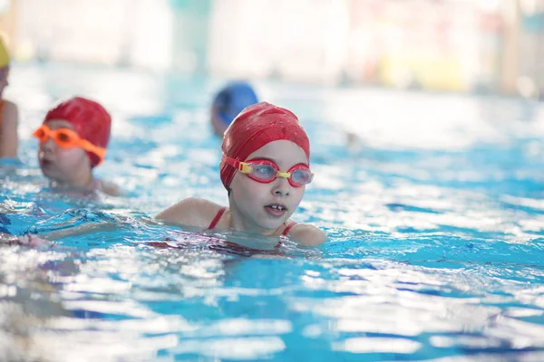 Grupo de niños felices en la piscina —  Fotos de Stock