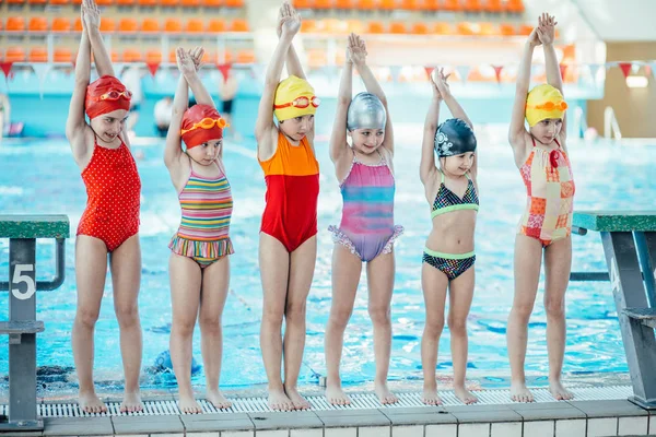 Boldog gyermek medence csoport — Stock Fotó