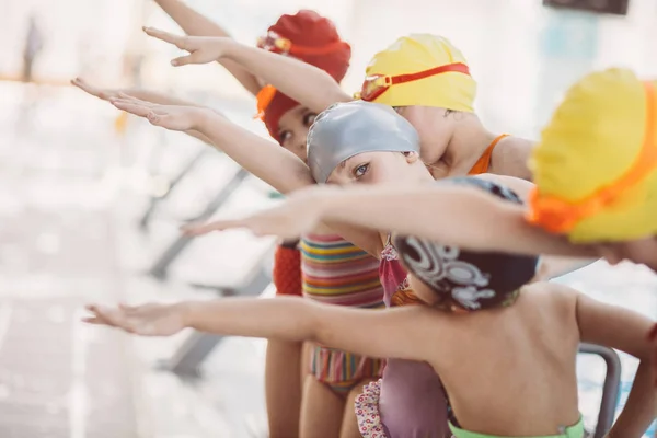 Glada barn gruppen vid poolen — Stockfoto