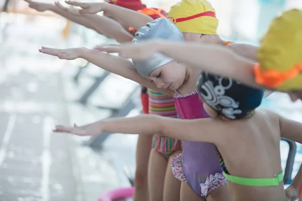 Grupo de niños felices en la piscina —  Fotos de Stock