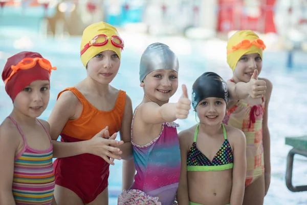 De gelukkige kinderen groep bij zwembad — Stockfoto