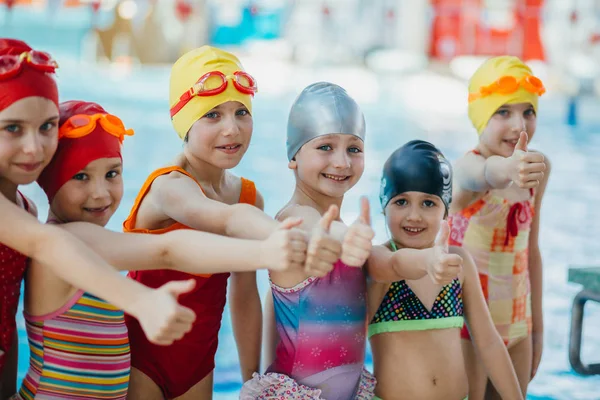 Glada barn gruppen vid poolen — Stockfoto