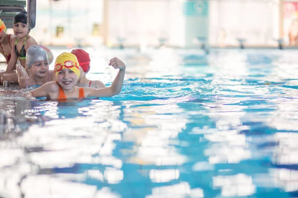 Heureux groupe d'enfants à la piscine — Photo