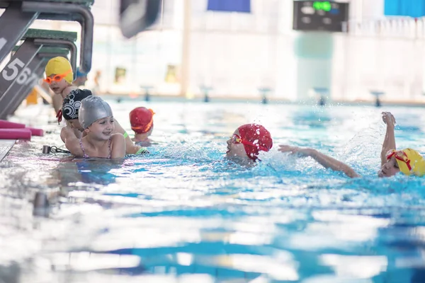 Glada barn gruppen vid poolen — Stockfoto