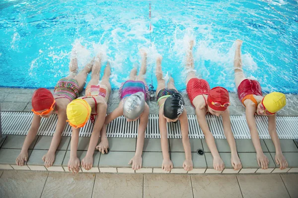 Grupo de niños felices en la piscina Imágenes De Stock Sin Royalties Gratis