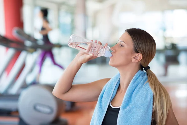 Meisje in gym drinkwater — Stockfoto