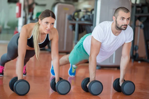 Pessoas força push-up com halteres — Fotografia de Stock