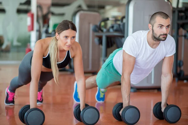 Pessoas força push-up com halteres — Fotografia de Stock