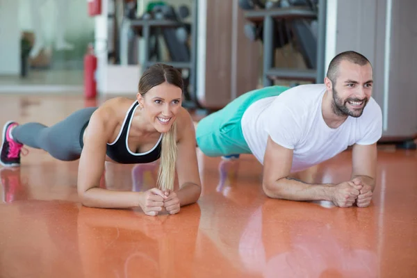 Hombre y mujer fuerza push-up — Foto de Stock