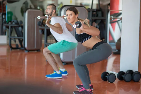 Personas con músculos de flexión de la barra — Foto de Stock