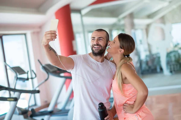 Pareja tomando sefie en gimnasio —  Fotos de Stock