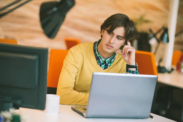 Homme assis à son bureau — Photo