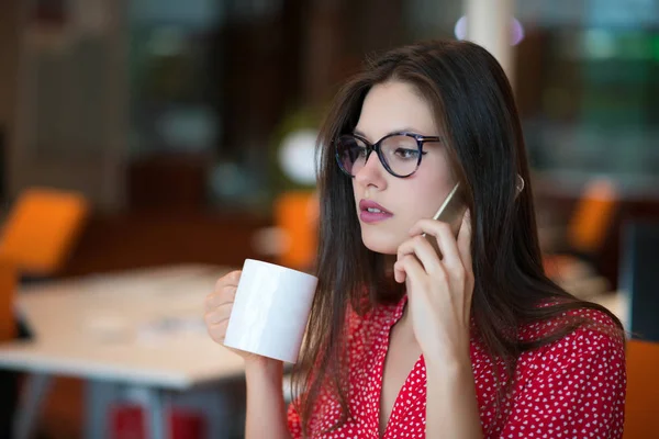 Business woman talking on phone — Stock Photo, Image