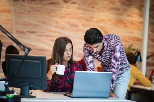 Pessoas fazendo brainstorming em reunião no escritório — Fotografia de Stock