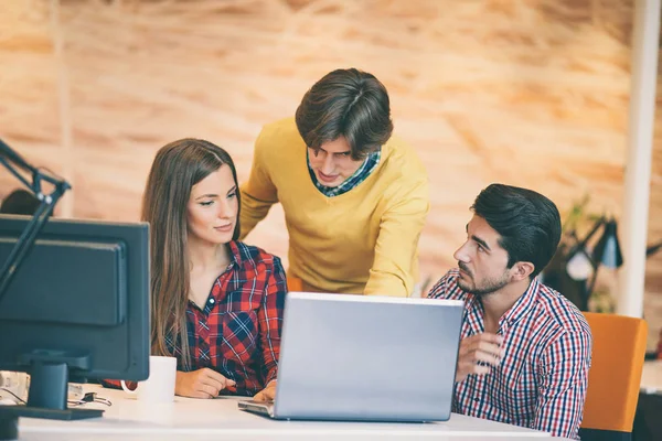 Pessoas fazendo brainstorming em reunião no escritório — Fotografia de Stock