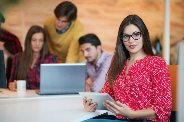 Feminino sentado com a equipe de call center — Fotografia de Stock