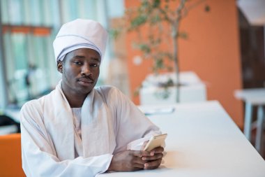 Sudan işadamı Smartphone'da yazarak
