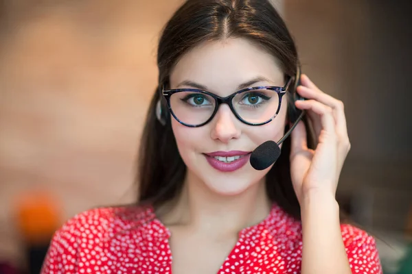 Despachadora femenina con gafas y auriculares —  Fotos de Stock