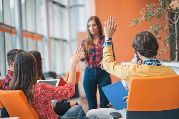 Profesionales de negocios que tienen reunión —  Fotos de Stock