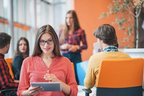 Mujer de negocios trabajando con la tableta — Foto de Stock