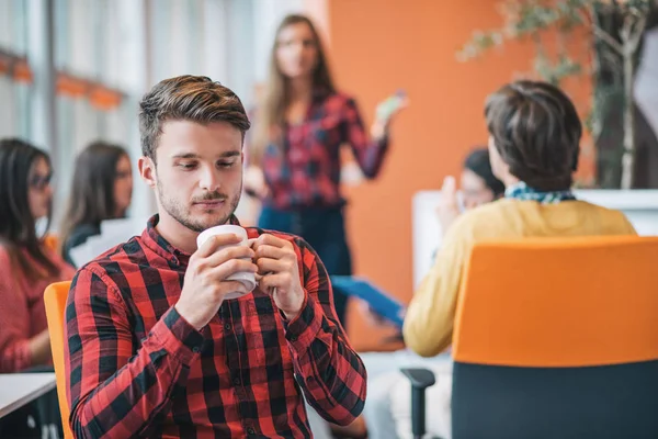 Empresário com xícara de café — Fotografia de Stock