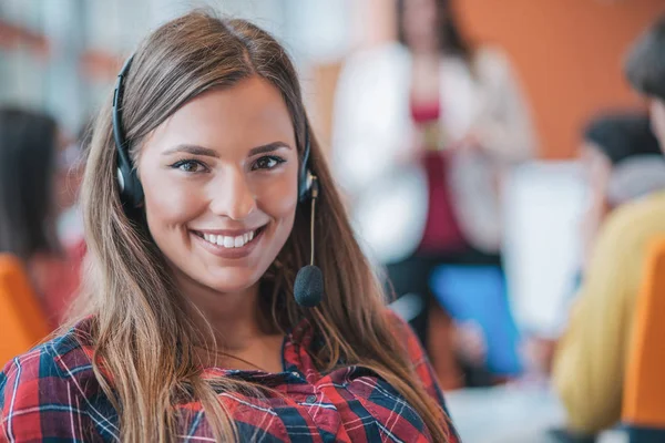 Mujer trabajando en auriculares —  Fotos de Stock