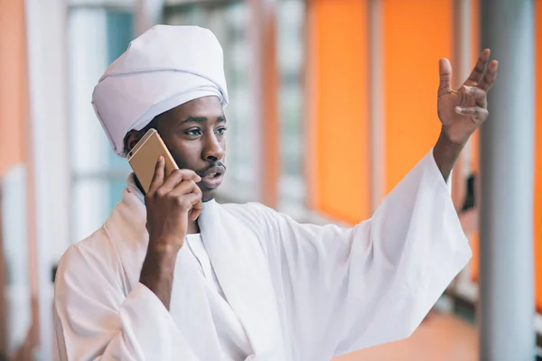 Uomo d'affari sudanese che parla su smartphone — Foto Stock