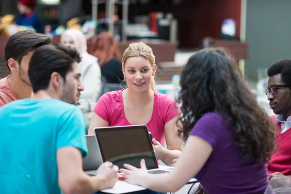 Estudiantes que estudian usando laptop —  Fotos de Stock