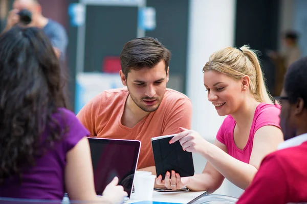 Studenten die studeren met behulp van laptop — Stockfoto